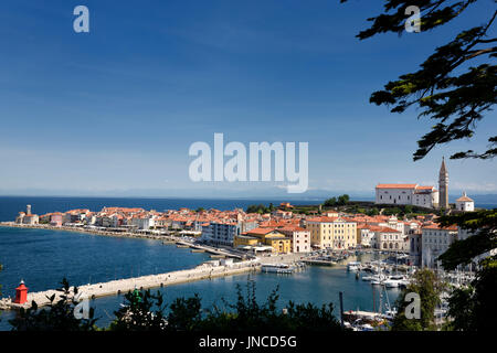 Piran Slowenien Golf von Triest an der Adria vom Leuchtturm Punta St George Cathedral mit Kanin Berge und Triglav-Nationalpark Stockfoto