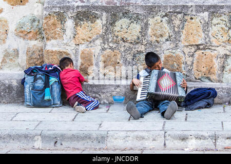 Jungen betteln auf den Straßen in Oaxaca, Mexiko Stockfoto