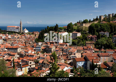 Piran Slowenien am Golf von Triest Adria mit St George katholische Kathedrale, zinnengekrönten Stadtmauer mit Kanin Bergen Stockfoto