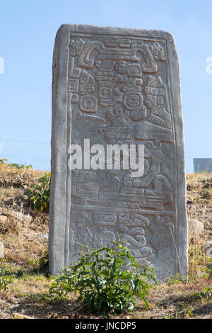 Edificio E Sur y La Estela VGE-2, Monte Alban, Ruinen der Zapoteken Zivilisation, Oaxaca, Mexiko Stockfoto