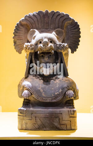 Dame mit Jaguar Kopfschmuck Skulptur im Inneren des Museums am Monte Alban, Ruinen der Zapoteken Zivilisation, Oaxaca, Mexiko Stockfoto