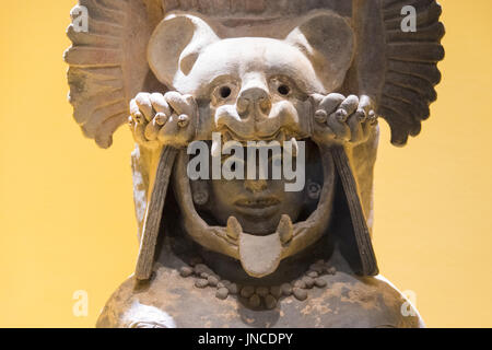 Dame mit Jaguar Kopfschmuck Skulptur im Inneren des Museums am Monte Alban, Ruinen der Zapoteken Zivilisation, Oaxaca, Mexiko Stockfoto