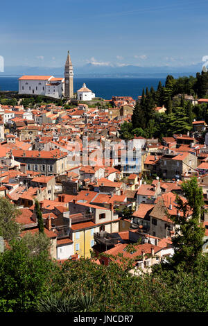 Luftaufnahme von Piran Slowenien mit der St.-Georgs-Kathedrale auf den Golf von Triest mit Schnee bedeckt Kanin Berge und fernen Monfalcone Italien Stockfoto