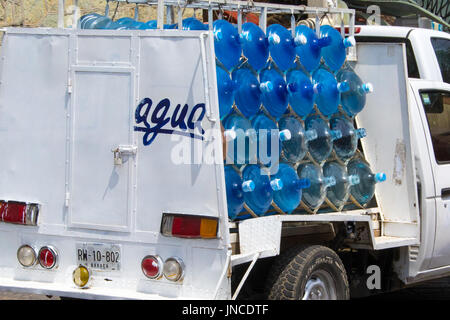 Mineralwasser-Distributor in Oaxaca, Mexiko Stockfoto