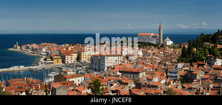 Panorama von Piran Slowenien am Golf von Triest Adria von der Kap Madonna St. Clemens Kirche St. Georges Cathedral mit Kanin Bergen Stockfoto