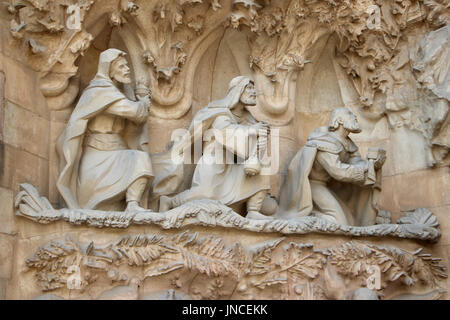 Komplizierte Skulptur an der Außenseite der Basilika Sagrada Familia in Barcelona, Spanien Stockfoto