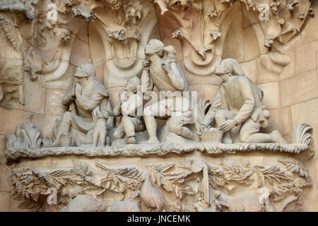 Komplizierte Skulptur an der Außenseite der Basilika Sagrada Familia in Barcelona, Spanien Stockfoto