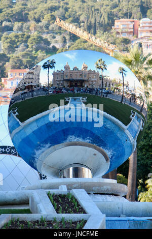 Casino von Monte Carlo spiegelt sich in einer Brunnenskulptur Stockfoto