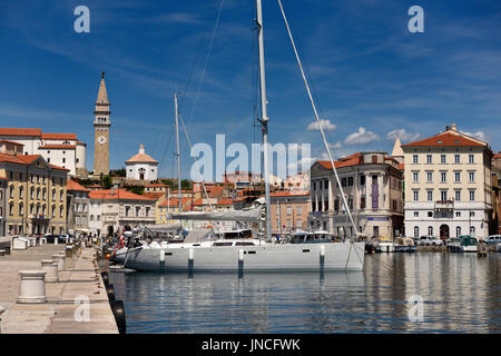 Yachten und Boote in den inneren Hafen von Piran Slowenien mit Dom, Glockenturm und Baptisterium des Str. Georges Kirche Stockfoto