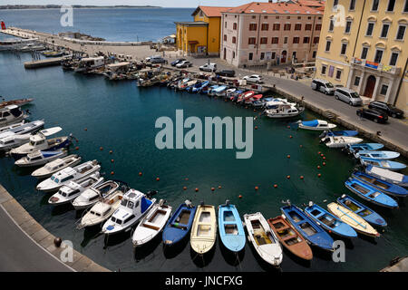 Hufeisen Muster festgemachten Boote am inneren Hafen von Piran Slowenien an der Adria-Küste Stockfoto