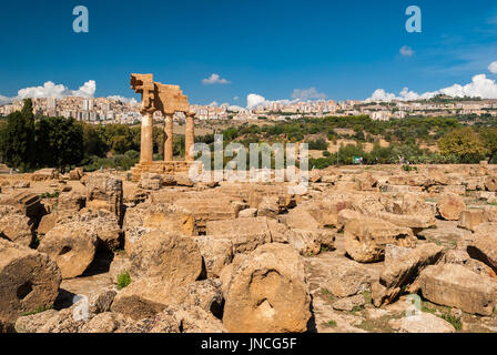 Ruinen im Tal der Tempel von Agrigent; die Tempel der Dioskuren im Hintergrund Stockfoto