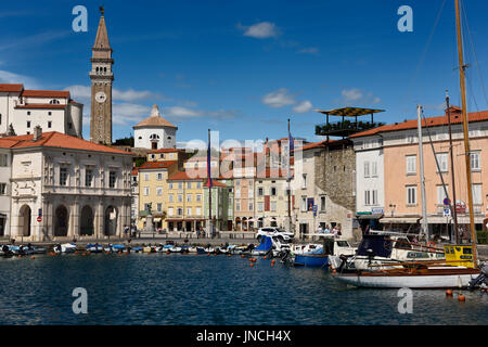 Piran Slowenien mit inneren Hafen, Boote und Tartini-Platz mit Str. Georges Kathedrale St. Marks Venice Glockenturm Nachbildung gesäumt Stockfoto