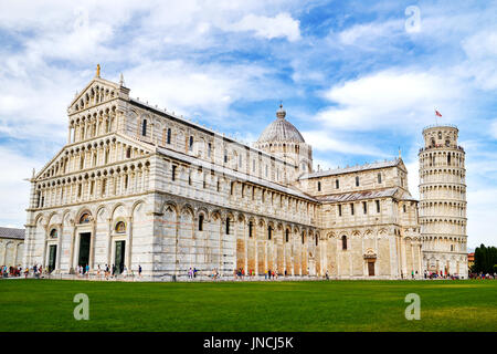 Touristen auf der Piazza dei Miracoli schiefen Turm in Pisa, Italien Stockfoto