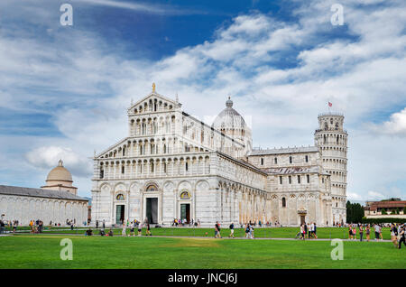 Touristen auf der Piazza dei Miracoli schiefen Turm in Pisa, Italien Stockfoto