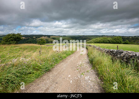 Englischen Country Lane im Peak District, Derbyshire, England. Stockfoto