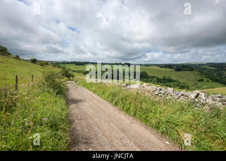 Englischen Country Lane im Peak District, Derbyshire, England. Stockfoto