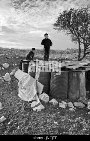 Palästinensischen Beduinen Kinder in Tribal Dorf östlich von Jerusalem, West Bank, 12. Januar 2011. Beduinen nomadischen Lebensstil unterstützen, leben in Zelten Stockfoto