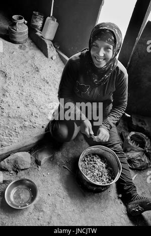 Jungen palästinensischen Beduinen Köchinnen Abendessen im Zelt, östlich von Jerusalem, West Bank, 10. Dezember 2010. Beduinen nomadischen Lebensstil unterstützen Stockfoto