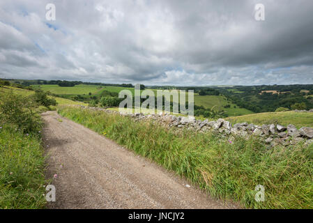 Englischen Country Lane im Peak District, Derbyshire, England. Stockfoto