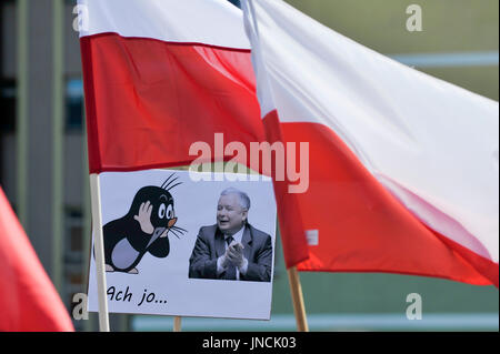 Jaroslaw Kaczynski und berühmte tschechische Zeichentrickfigur der Maulwurf (Krtek) Demonstranten gegen die neue Justizreformen in Danzig, Polen. 22. Juli 2017 © Stockfoto