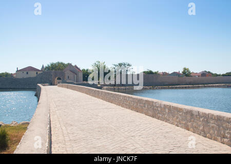 Die Brücke zu der alten Stadt Zentrum Nin in Kroatien Stockfoto