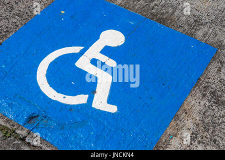 Behinderten Parkplatz Schild blau gemalt auf dunklem Asphalt in Kanada Stockfoto