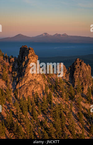 Blick von Paulina Peak bei Newberry National Volcanic Monument im Zentrum von Oregon. In der Ferne: (L, R) Mount Bachelor, Schwester, gebrochen. Stockfoto