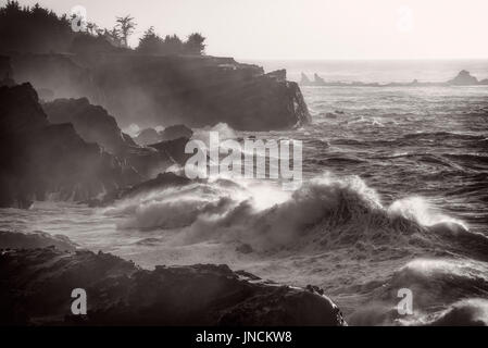 Wellen auf den Felsen am Ufer Acres State Park, südliche Oregon Küste. Stockfoto