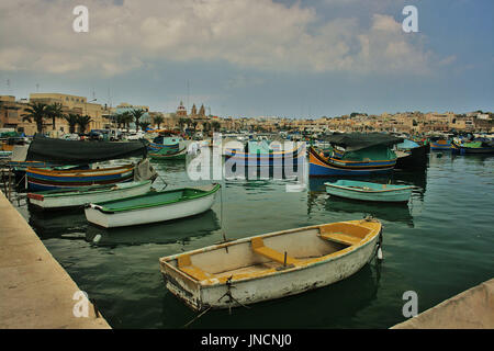 Traditionelle maltesische Luzzu Boote im Hafen von Marsaxlokk, Malta Stockfoto