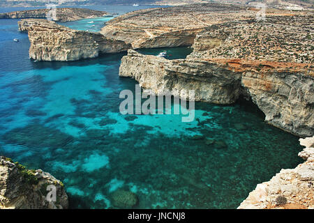 Blick auf Gozo von den Klippen auf der Insel Comino, Malta Stockfoto