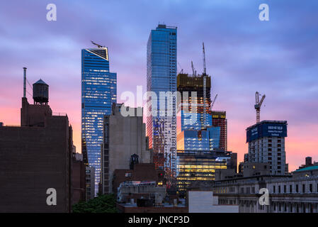 Die Hudson Yards Baustelle (2017) und The Eugene Wolkenkratzer bei Sonnenuntergang. Midtown Manhattan, New York City Stockfoto