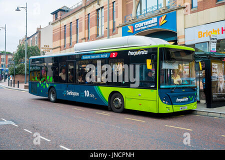 Fluggästen ein ultra modernes Arriva einzelne Decker CNG Compressed Natural Gas Eco Bus in Darlington Town Centre Co. Durham UK Stockfoto