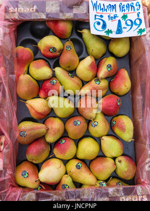 Reifen Williams-Birnen auf dem Display auf ein Gemüsehändler Markt stall im Sommer in Redcar England UK Preis Ticket 2017 Südafrika angebaut Stockfoto