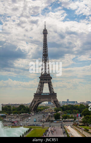 Der Eiffelturm ist ein Schmiedeeisen Gitterturm auf dem Champ de Mars in Paris, Frankreich. Es ist benannt nach dem Ingenieur Gustave Eiffel, deren Unternehmen d Stockfoto
