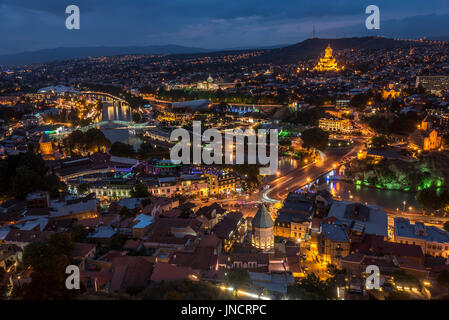 Nachtansicht von Tiflis, der Hauptstadt Georgiens mit Altstadt und moderner Architektur. Stockfoto