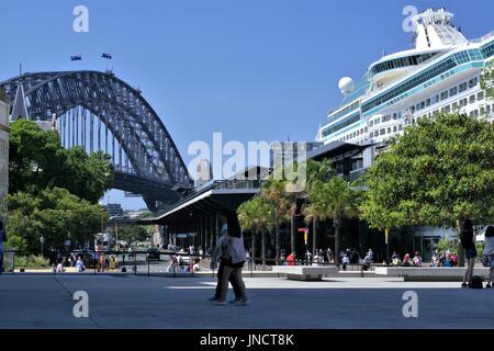 Blick auf Sydney Harbour Bridge und nicht identifizierbare Kreuzfahrt-Schiff und nicht identifizierbare Personen am Hafen von Sydney, Australien am 11. Dezember 2016 Stockfoto