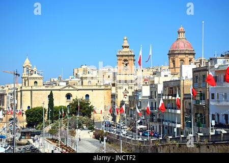 Erhöhten Blick entlang der Uferpromenade Gebäude in Richtung St. Lawrence Kirche, Vittoriosa (Birgu), Malta, Europa. Stockfoto