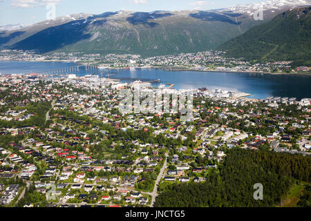 Luftaufnahme von Tromso Stadt mit Hafen und Vorstadtgehäuse, Norwegen Stockfoto