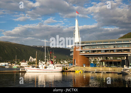 Moderne Architektur des Scandic Hotel und Boote im Hafen, Stadtzentrum von Tromsø, Norwegen Stockfoto