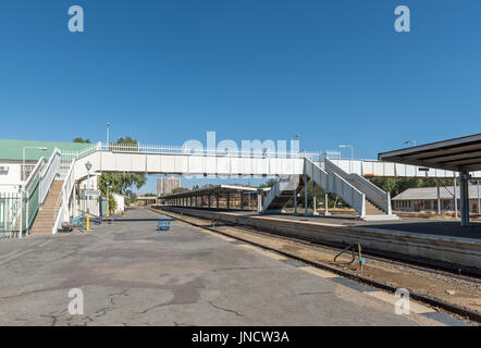 WINDHOEK, NAMIBIA - 17. Juni 2017: Plattformen und eine Fußgängerbrücke am Bahnhof in Windhoek Stockfoto