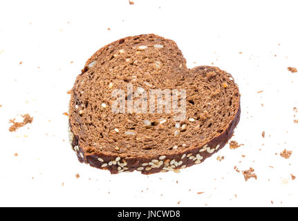 Schnittbrot in Form eines Herzens auf weißem Hintergrund Stockfoto