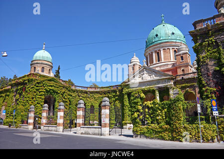 Der Haupteingang zum Mirogoj-Friedhof und Kirche Christkönig, Zagreb, Kroatien Stockfoto