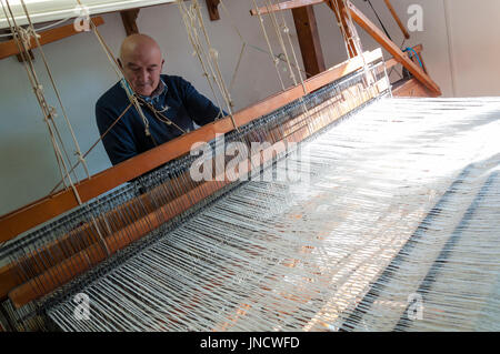 Traditionelle Hand Weaver Eddie Doherty an seinem Webstuhl in Ardara, County Donegal, Irland Stockfoto