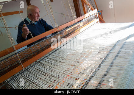 Traditionelle Hand Weaver Eddie Doherty an seinem Webstuhl in Ardara, County Donegal, Irland Stockfoto