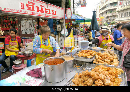 CHINATOWN, BANGKOK, THAILAND-SEPTEMBER 25, 2016:street Essen bei Yaowarat Road. Yaowarat Road ist verschiedenen Produkten wie Suppen, gold Shop. Restau Stockfoto