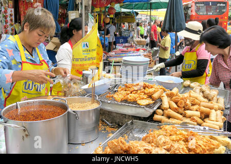 CHINATOWN, BANGKOK, THAILAND-SEPTEMBER 25, 2016:street Essen bei Yaowarat Road. Yaowarat Road ist verschiedenen Produkten wie Suppen, gold Shop. Restau Stockfoto