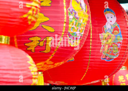 CHINATOWN, BANGKOK, THAILAND-SEPTEMBER 25, 2016: Rote Lampion chinesische vegetarische Festival. Chinesische Laternen, die die Straßen in Kinn schmücken Stockfoto