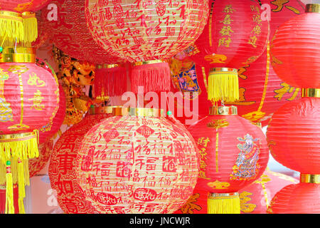 CHINATOWN, BANGKOK, THAILAND-SEPTEMBER 25, 2016: Rote Lampion chinesische vegetarische Festival. Chinesische Laternen, die die Straßen in Kinn schmücken Stockfoto