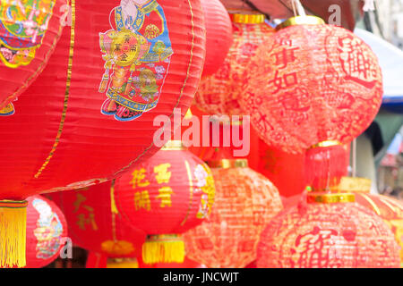 CHINATOWN, BANGKOK, THAILAND-SEPTEMBER 25, 2016: Rote Lampion chinesische vegetarische Festival. Chinesische Laternen, die die Straßen in Kinn schmücken Stockfoto