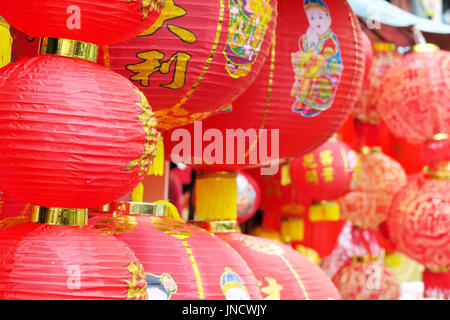 CHINATOWN, BANGKOK, THAILAND-SEPTEMBER 25, 2016: Rote Lampion chinesische vegetarische Festival. Chinesische Laternen, die die Straßen in Kinn schmücken Stockfoto